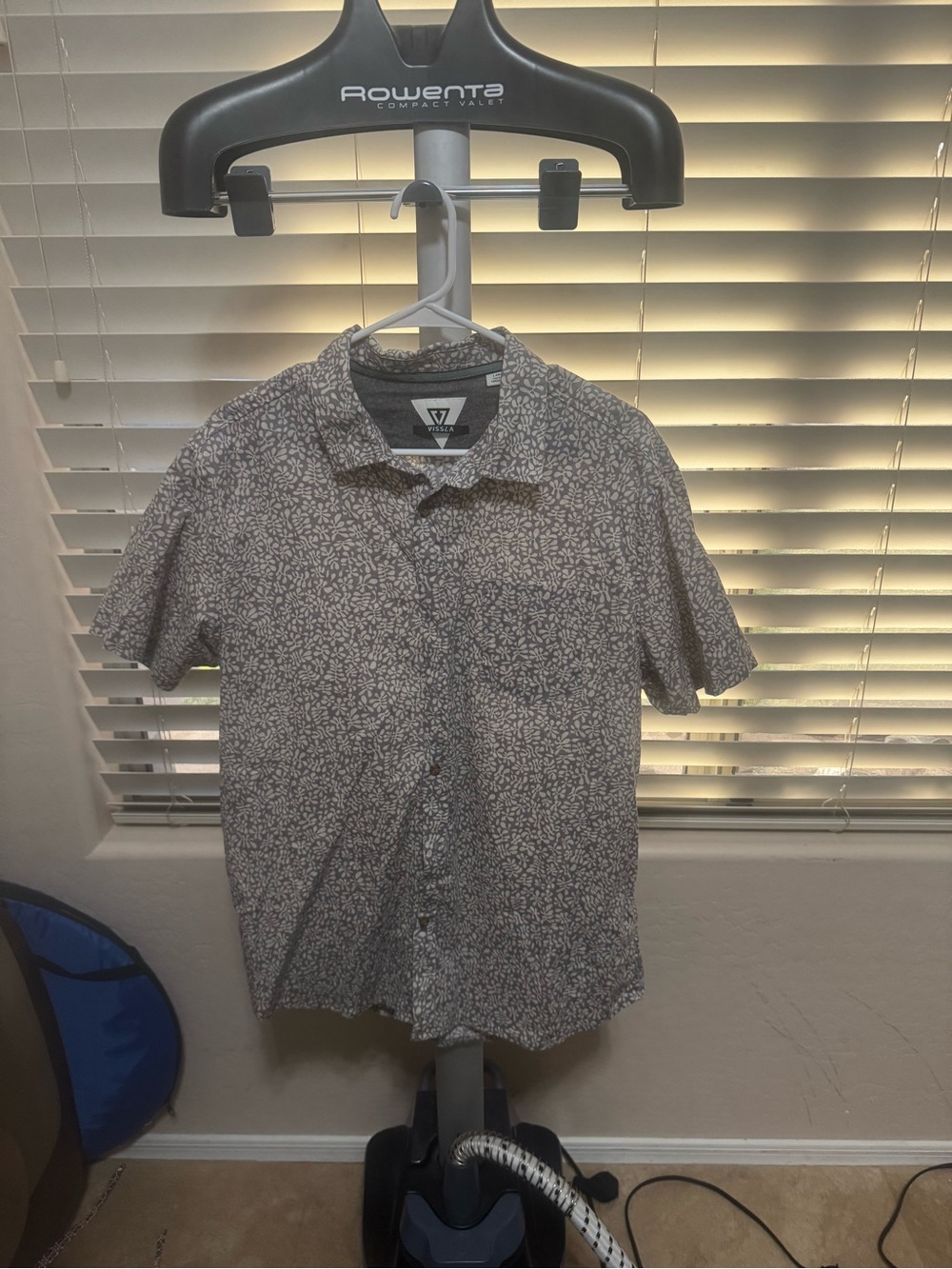 Vissla Men’s Large Gray Floral Short Sleeve Button Down Shirt